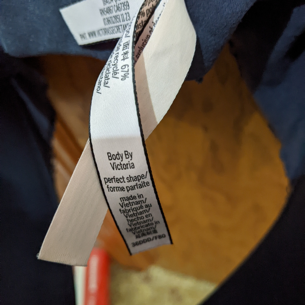 Victoria Secret - Picture 4 of 4